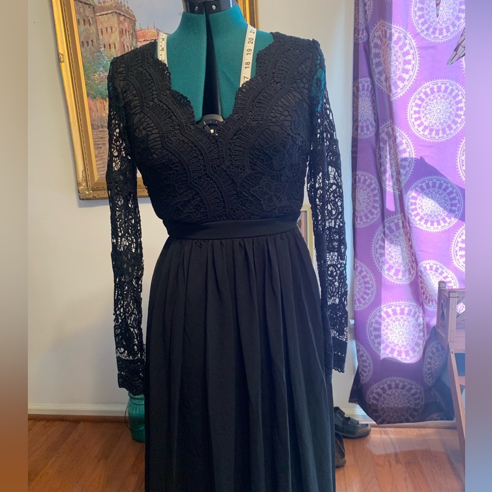 Lulu’s dress size small on tag. Fit is similar to 4-6 in dresses.